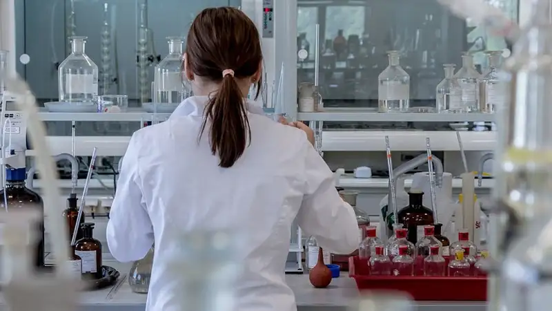 Смерть от укола: сделавшая инъекцию медсестра продолжает работать в больнице Караганды