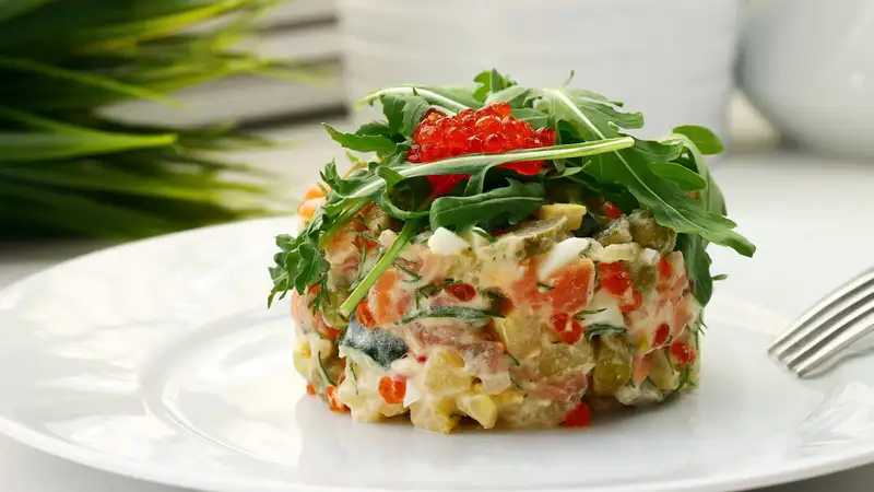 Почему нельзя начинать новогоднее застолье с оливье