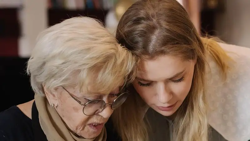 Внучка 89-летней Алисы Фрейндлих опубликовала редкие фото с ней, фото - Новости Zakon.kz от 08.12.2023 17:33