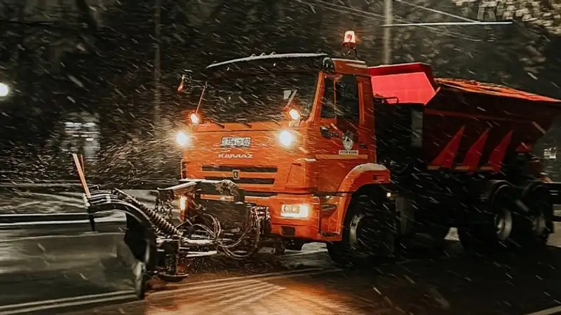 Сколько единиц техники чистят улицы Алматы после снегопада