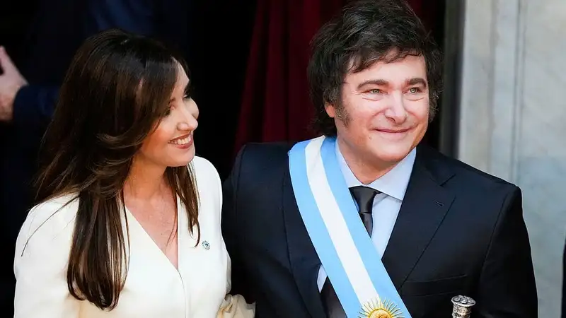 В нового президента Аргентины кинули бутылку на параде после инаугурации