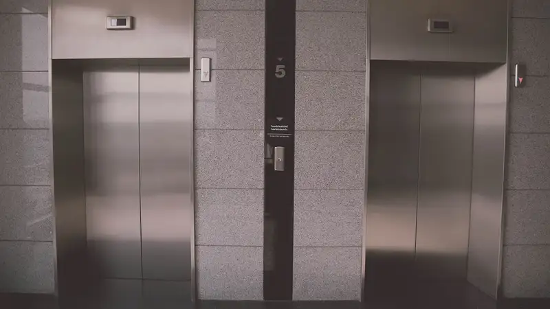 Лифт с людьми заблокировало в алматинском ЖК из-за драки