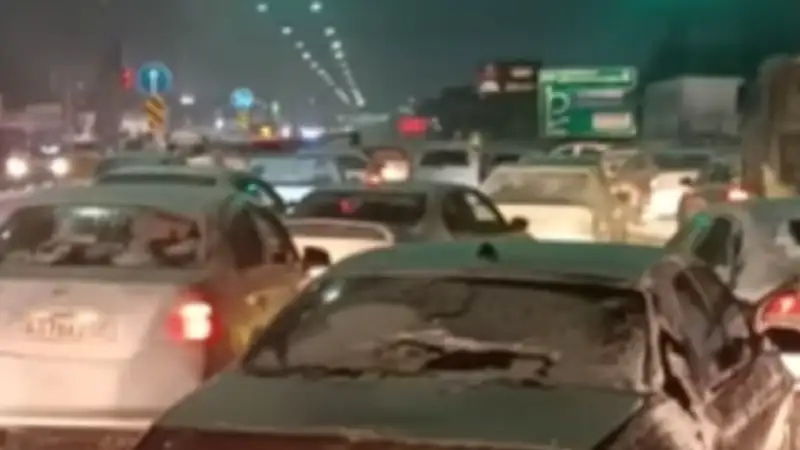Снегопад вызвал транспортный коллапс в Алматинской области