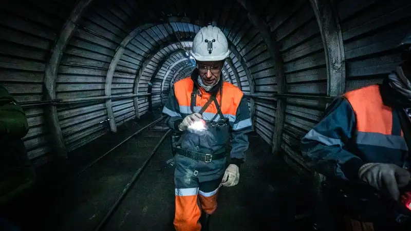 Акционер Qarmet проводит встречи с шахтерами и металлургами на рабочих местах, фото - Новости Zakon.kz от 11.12.2023 13:34
