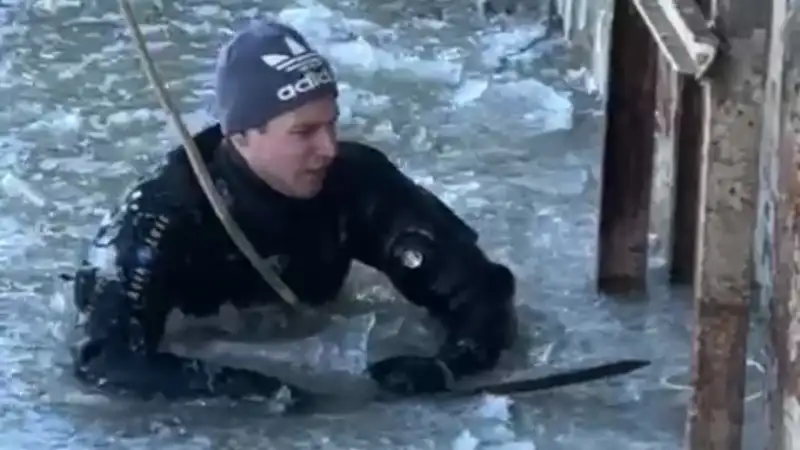 Герои в ледяной воде: как водолазы и слесари возвращали воду жителям Атырау