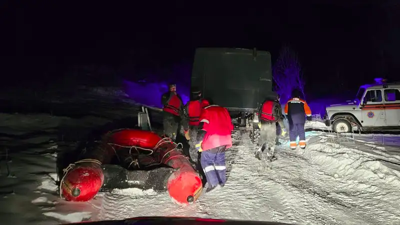 Девять человек застряли посреди реки в ВКО