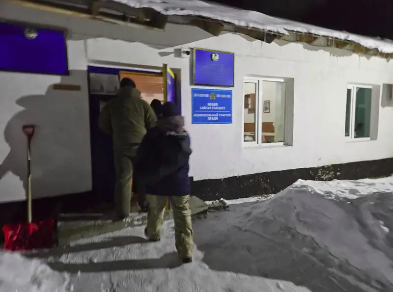 Девять лесников застряли посреди реки в ВКО, фото - Новости Zakon.kz от 11.12.2023 08:41