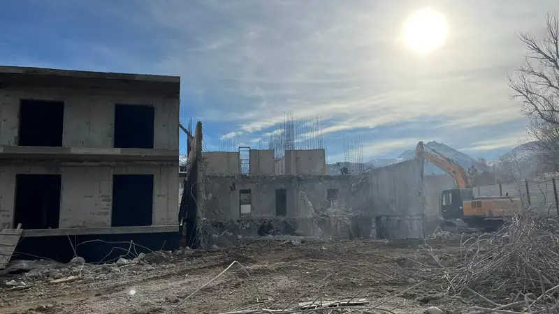 В Алматы снесли жилой комплекс KHAN