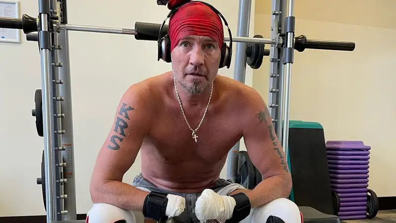 Роман Костомаров впервые встал на коньки после ампутаций