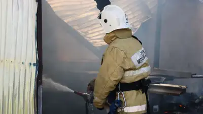 Сильный пожар произошел в одном из частных домов Алматы, фото - Новости Zakon.kz от 12.12.2023 10:00