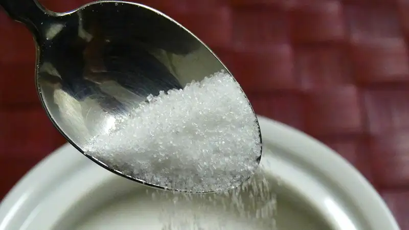 В Иране мужчина побил свой собственный рекорд, "приклеив" 88 ложек на теле