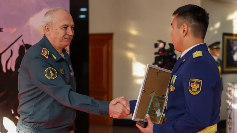 Лучших специалистов Вооруженных сил 2023 года наградили в Минобороны РК