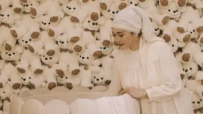 Ерке Есмахан впервые после рождения сына выехала на прогулку