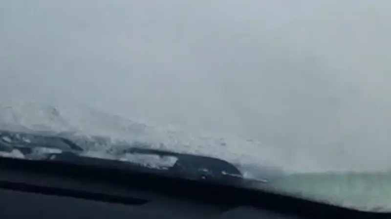 45 машин вызволили казахстанские дорожники из снежного плена