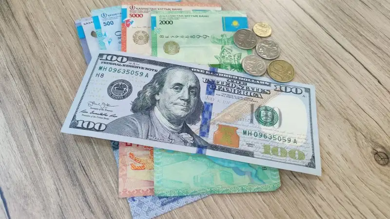 Курс доллара вырос на торгах 15 декабря