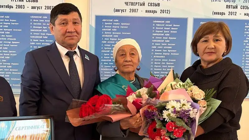 Апашка-тракторист: в Петропавловске наградили 80-летнюю жительницу 