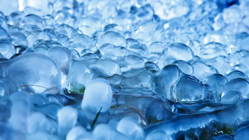 Замерзший Каспий впечатлил пользователей Сети