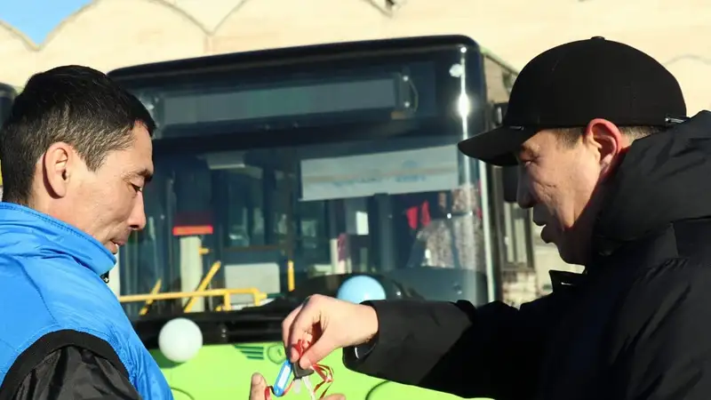 На улицы Уральска выехали новые комфортабельные автобусы, фото - Новости Zakon.kz от 15.12.2023 22:03
