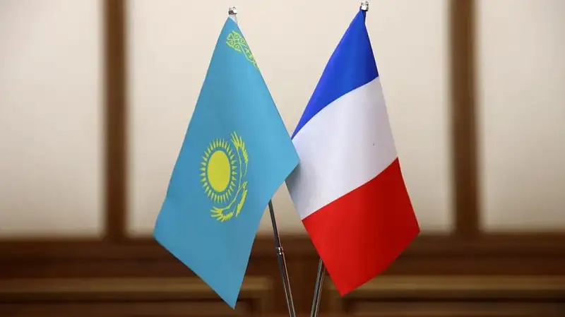 флаги Казахстана и Франции