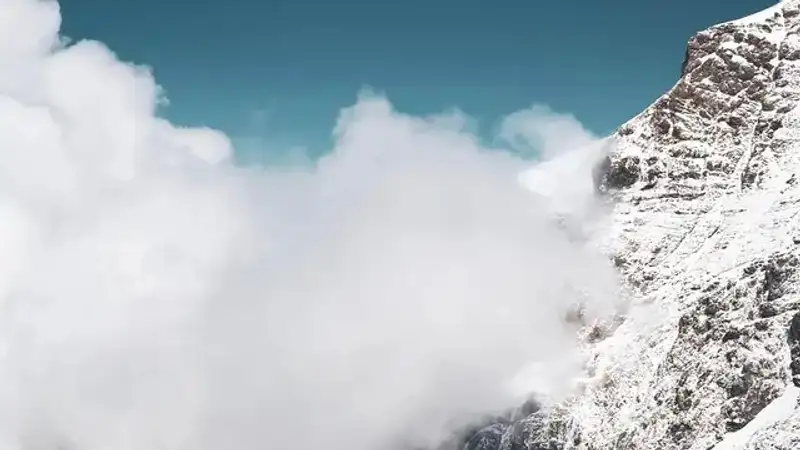 ДЧС объявил о возможной угрозе схода лавин в горах Алматы