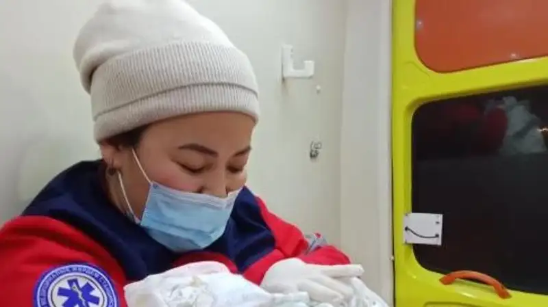 Женщина родила девочку в машине скорой помощи из-за снежной бури в Кызылординской области, фото - Новости Zakon.kz от 17.12.2023 00:18