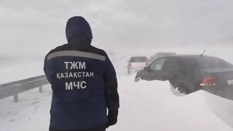 люди застряли на трассах, фото - Новости Zakon.kz от 16.12.2023 11:45