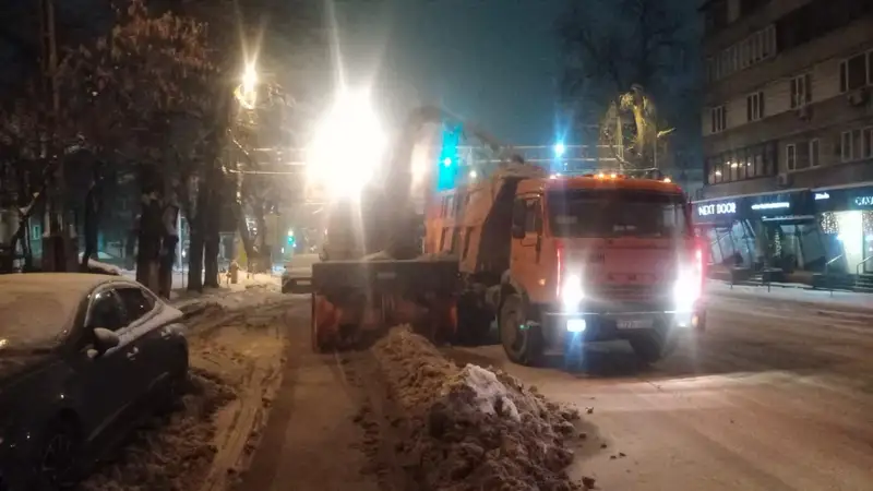 Более 800 дорожных рабочих вышли на улицы Алматы для уборки снега