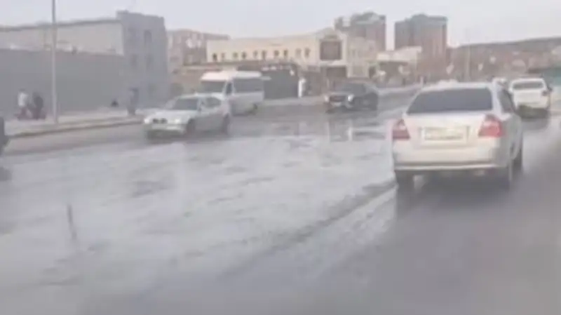 Коммунальная авария: в Караганде улицу затопило водой
