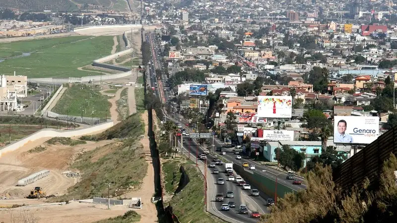 США временно перекрыли границу с Мексикой из-за увеличения потоков мигрантов , фото - Новости Zakon.kz от 18.12.2023 18:47