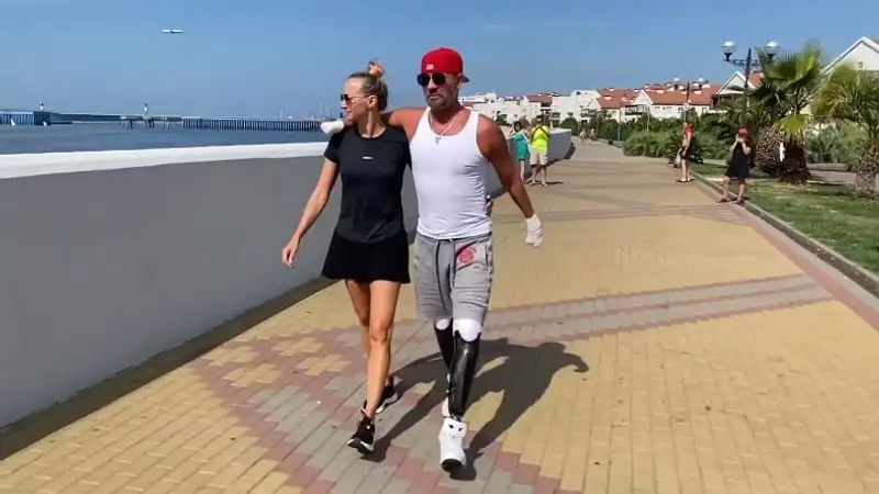 "Не до конца принял себя": жена Романа Костомарова высказалась о его состоянии