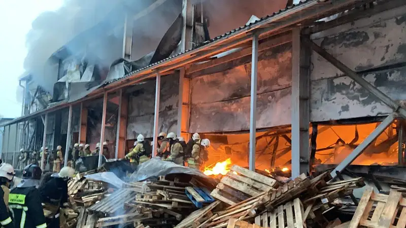 Крупный пожар потушили на складском помещении в Алматы, фото - Новости Zakon.kz от 18.12.2023 20:24