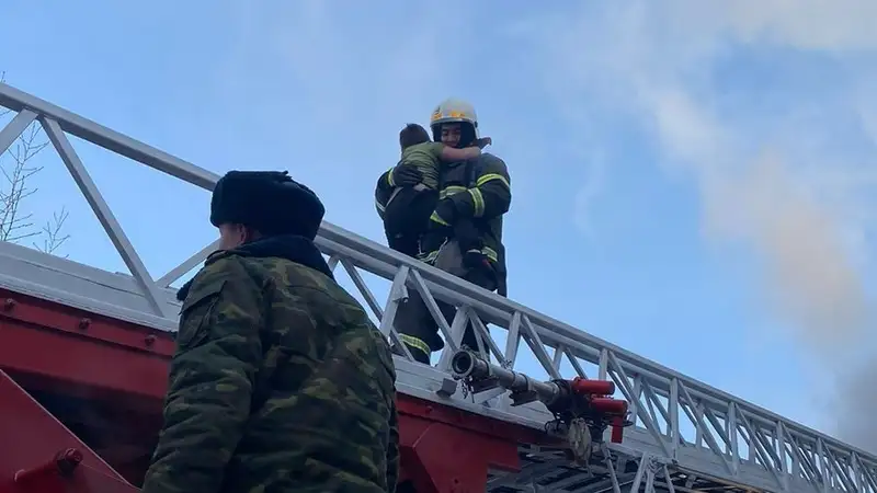Пожарные вынесли 8-летнего мальчика с балкона горящей квартиры в Павлодаре