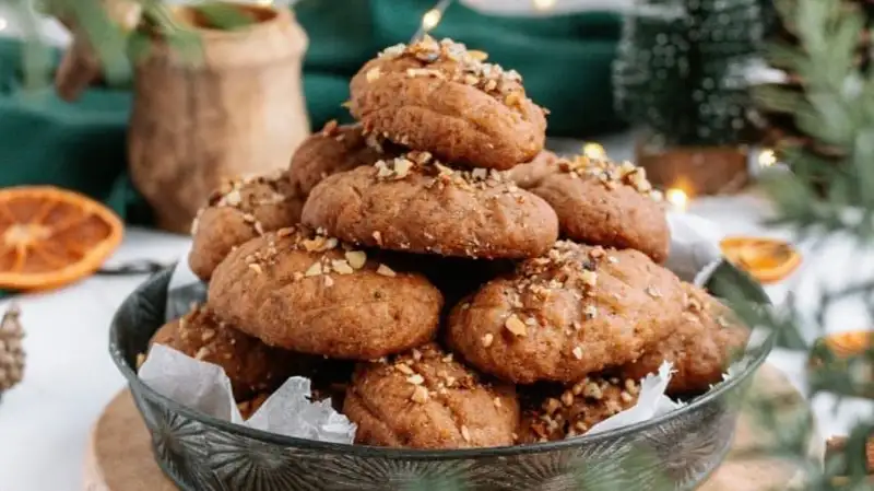 Наши за рубежом: казахстанка рассказала о сладких новогодних традициях в Греции