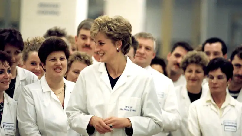 Черное платье принцессы Дианы продали за 526 млн тенге