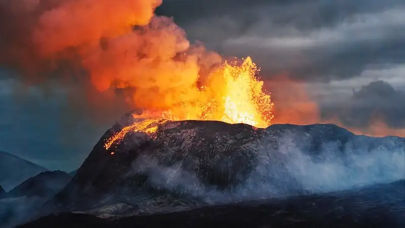 Извержение вулкана в Исландии, тысячи людей эвакуировали