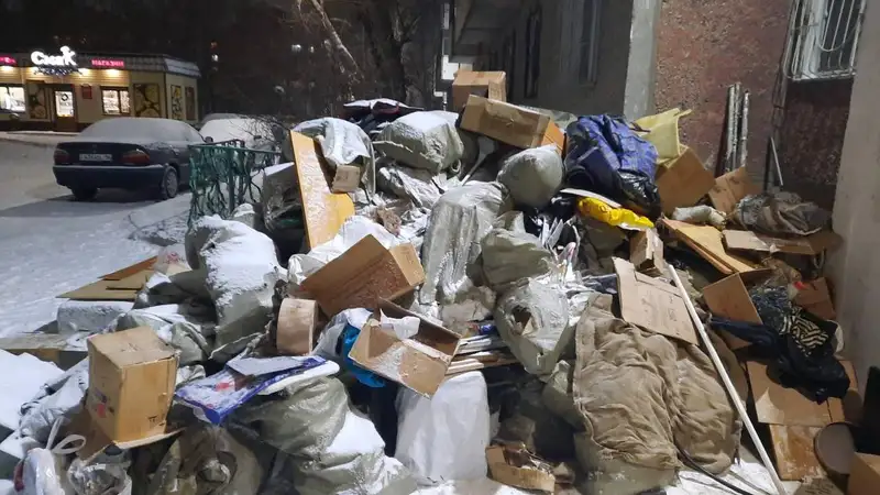КамАЗ и полиция потребовались, чтобы вывезти мусор из квартиры павлодарца