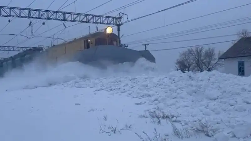В КТЖ рассказали какова ситуация на железных дорогах во время снежного циклона