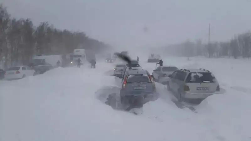 На предложение штрафовать водителей за выезд на дорогу в непогоду ответили в МЧС
