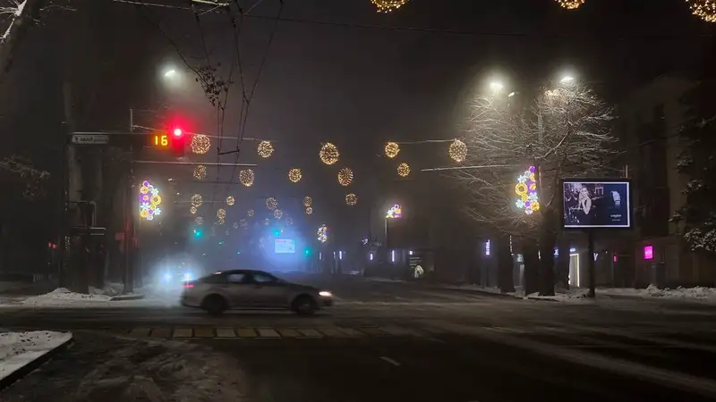 украшение растяжками из гирлянд улиц мегаполиса, фото - Новости Zakon.kz от 22.12.2023 09:42