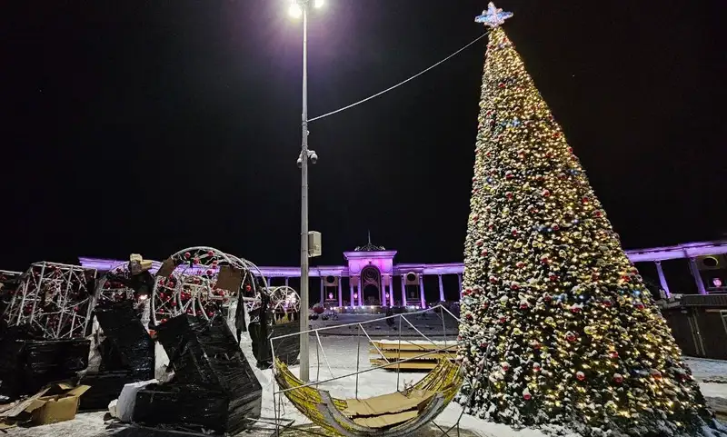 украшение территории парка Первого Президента, фото - Новости Zakon.kz от 22.12.2023 09:42