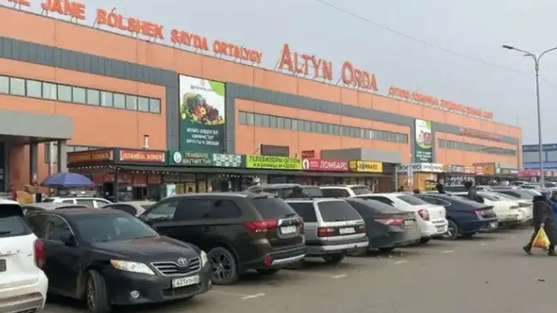 Новый скандал на "Алтын Орде": торговцы не могут дождаться нового павильона, фото - Новости Zakon.kz от 22.12.2023 05:01