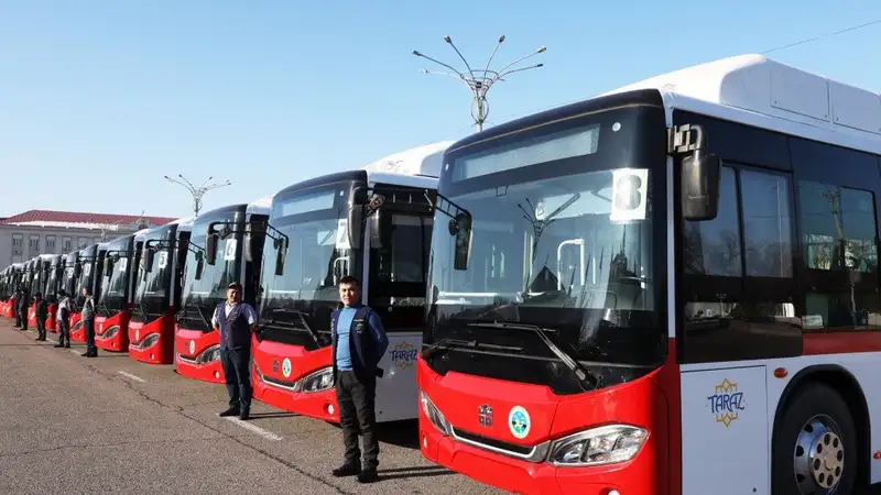 Аким Жамбылской области Ербол Карашукеев вручил ключи от новых автобусов