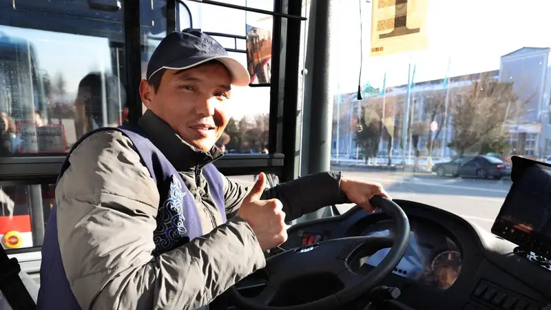 водитель автобуса, фото - Новости Zakon.kz от 22.12.2023 17:53
