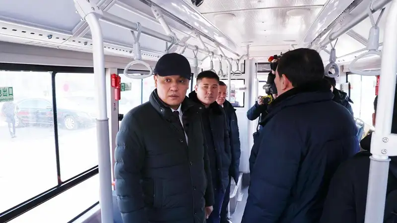 аким в автобусе, фото - Новости Zakon.kz от 22.12.2023 17:53