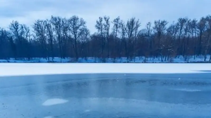 обледеневшая река, фото - Новости Zakon.kz от 22.12.2023 17:58