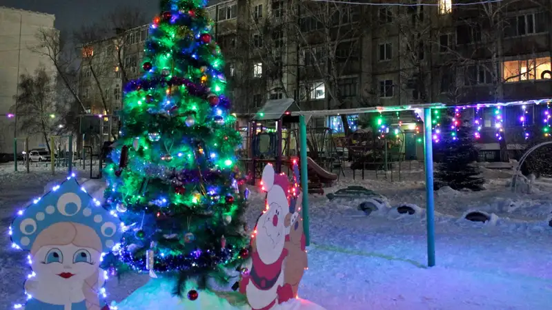 Новогодняя сказка во дворе, новогоднее оформление в Костанае, двор в Костанае, бренд 9-13, фото - Новости Zakon.kz от 25.12.2023 12:20