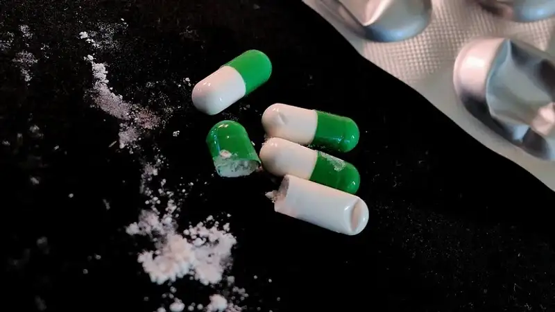 Глава МВД Великобритании извинился за шутку о наркотиках для жены