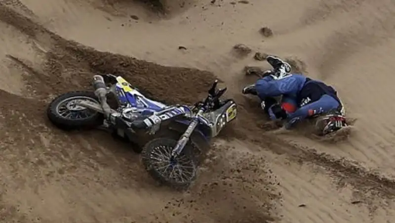 Французский гонщик сбил «Пежо» Стефан Петерансель мотоциклиста на «Дакаре»