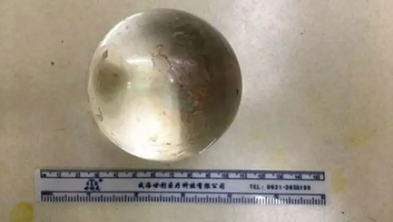 Китаец не справился с большим стеклянным шаром в заднем проходе