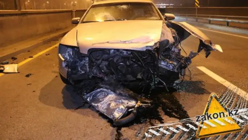 В Алматы Audi A6 развалилась на части после встречи с бордюром и отбойником